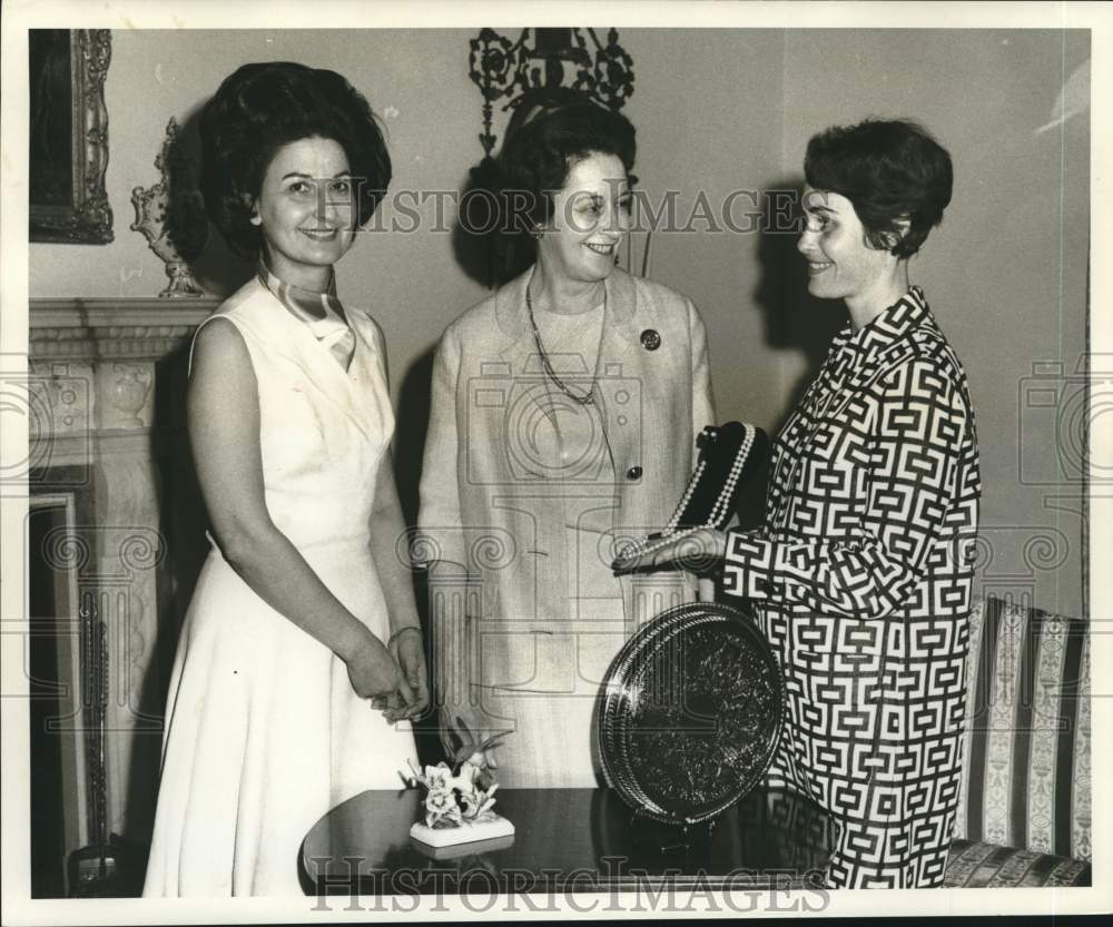 1970 Members of the DePaul Guild Group on Joseph Street - Historic Images