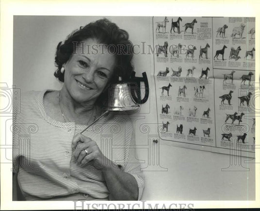 1989 Press Photo Irene Reefer, SPCA, Rings Bell When Pet & Owner Are Reunited - Historic Images