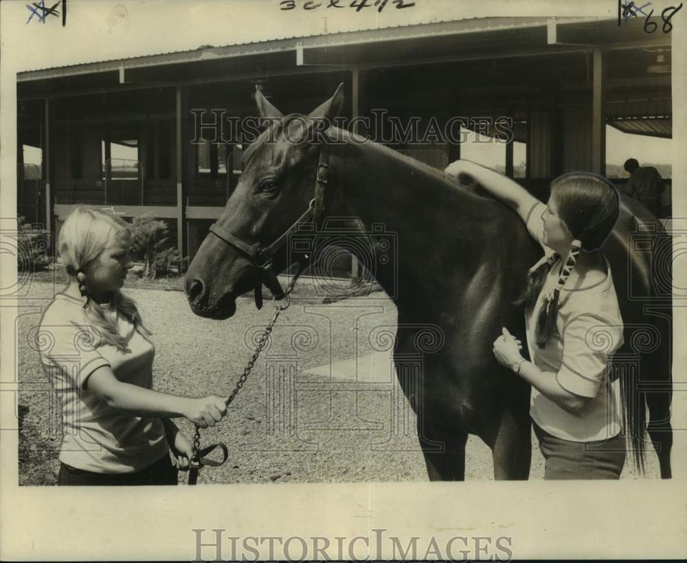 1973 Press Photo Joyce MacNamara, Beverley Roberts and Horse, Louisiana - Historic Images