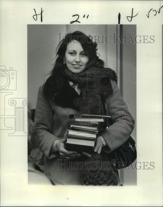 Press Photo New Orleans Library - Melanie Hart Checks Out Books - noc16038-Historic Images