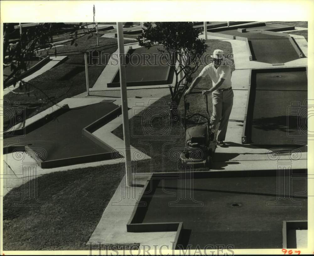 1988 Press Photo Ray&#39;s Lawn Service - Ray Hotard Keeps Golf Course in Metairie - Historic Images