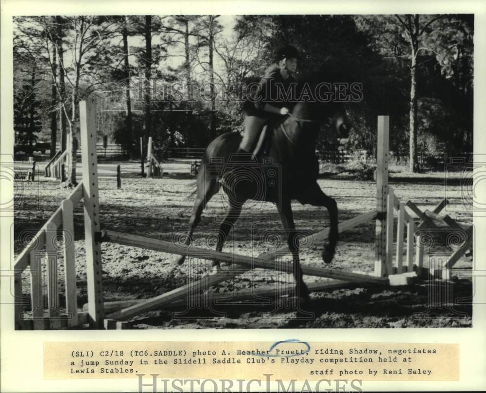 1990 Press Photo Heather Pruitt jumps horse at Slidell, Louisiana competition - Historic Images