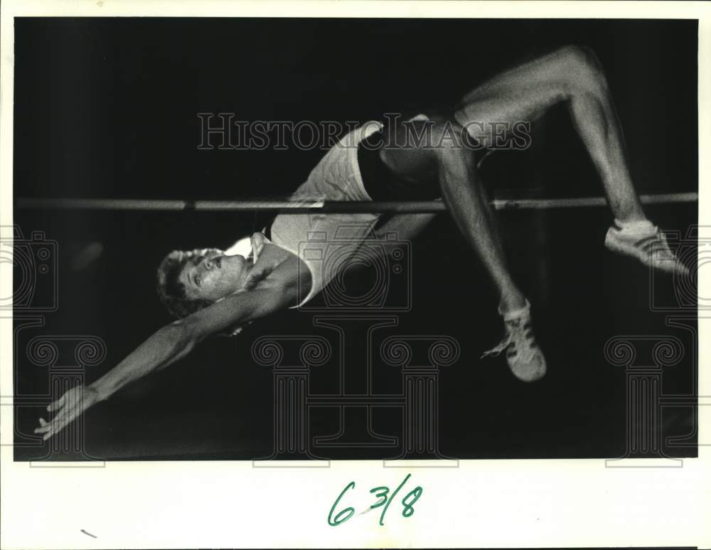 1986 Press Photo De La Salle High School - Ray Ronquillo Competes in High Jump- Historic Images