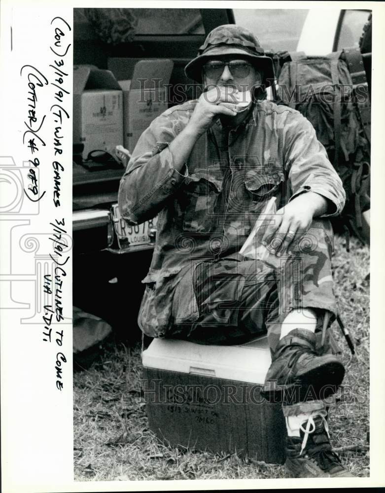 1991 Press Photo Paintball player takes a sandwich break in Louisiana - Historic Images