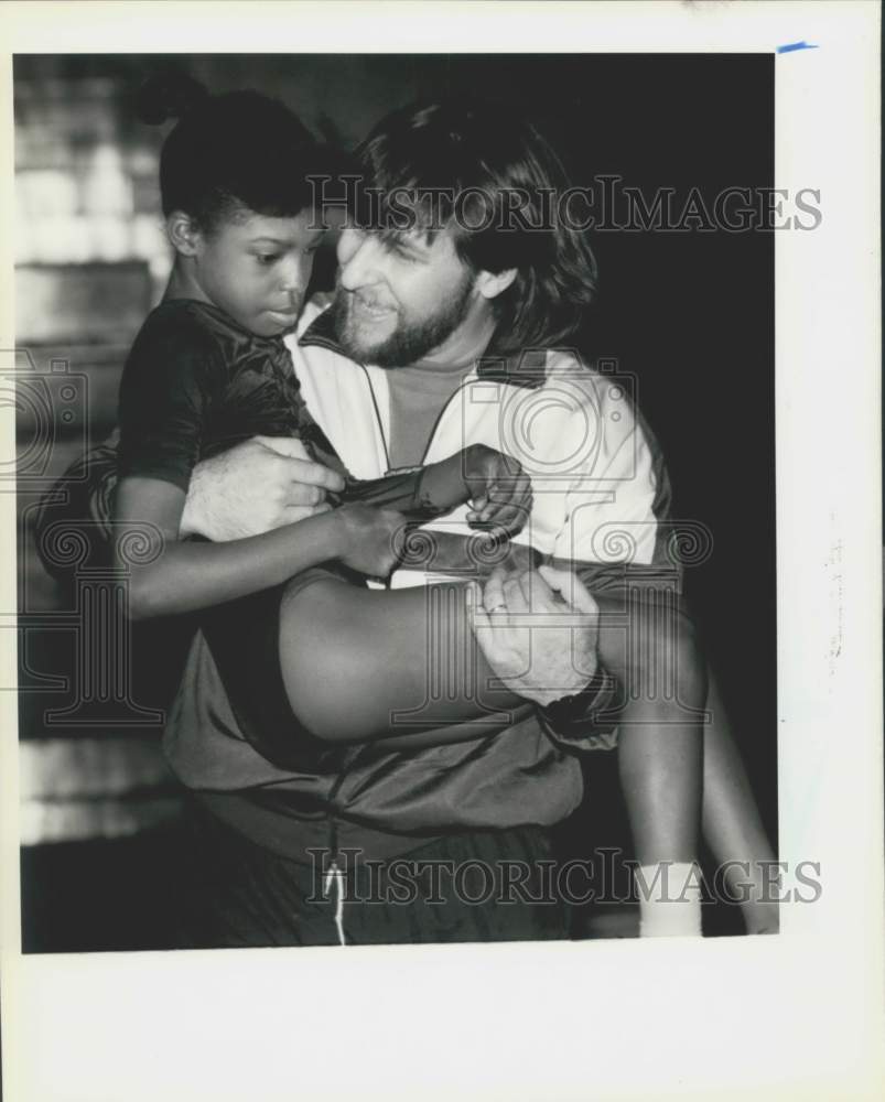 1988 Press Photo Jurek Pol gives Chauntell Smith after performing Gymnastics- Historic Images
