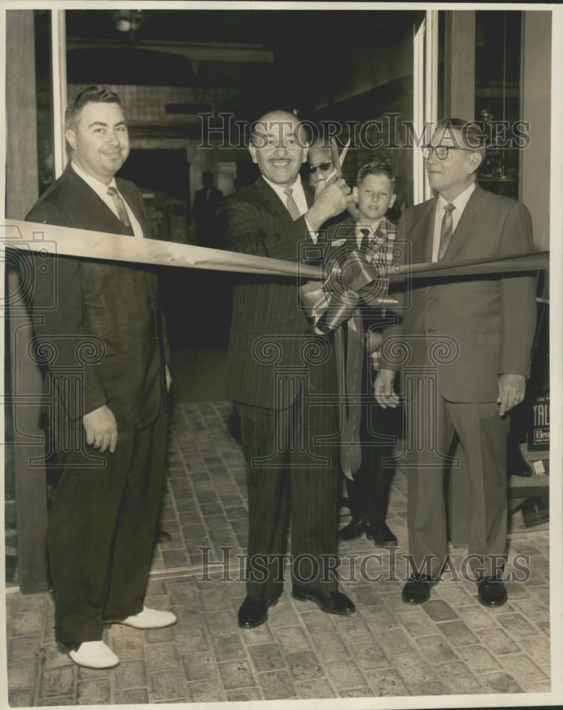 1964 Press Photo Mayor Schiro With Scissors at Pokorny&#39;s Ribbon-Cutting Ceremony-Historic Images