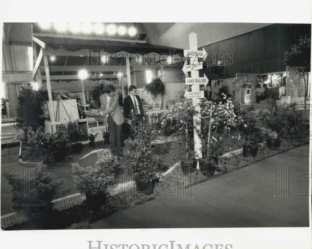 1986 Jerry D. Poland &amp; John Lewenski at Home &amp; Garden Show Putt-Putt - Historic Images