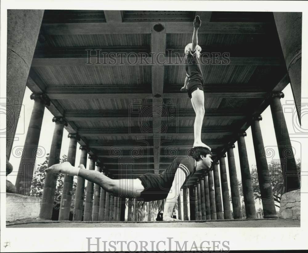 1981 Press Photo Dana Wright support Brent McCormack with acrogymastic expertise- Historic Images