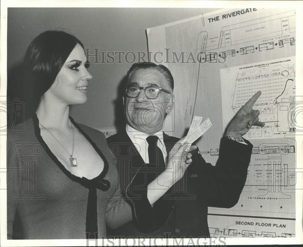 1972 Press Photo Herman Penn, Rivergate Manager Shows Caryl Eager Her Seat - Historic Images