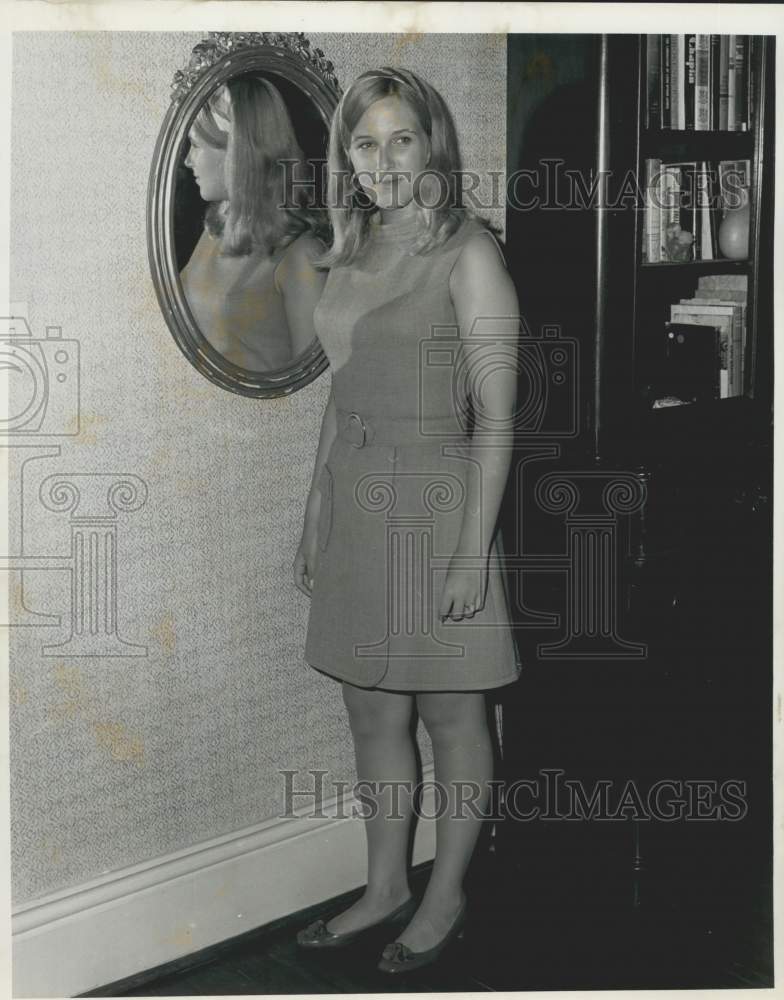 1969 Press Photo Sylvia Pina in standing portrait - noc20197-Historic Images