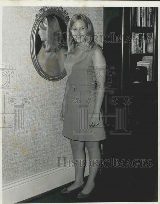 1969 Press Photo Sylvia Pina in standing portrait - noc20197-Historic Images