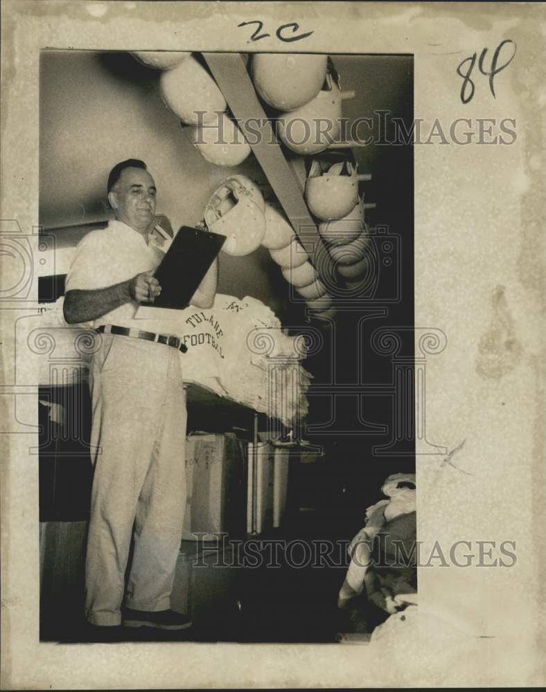 1971 Press Photo Troy &quot;Gov&quot; Phillips, Tulane Equipment Manager Organizes Helmets - Historic Images