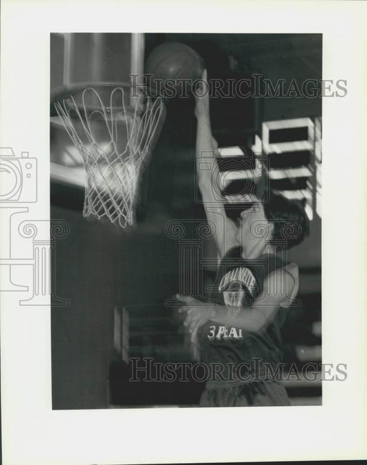 1977 Press Photo Chalmette High School basketball player Drew Pecuet at basket.- Historic Images