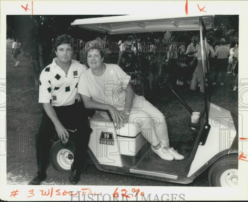 1990 Press Photo Mike Rodrigue &amp; Mikie McKay Stackpole at Golf for SMA- Historic Images