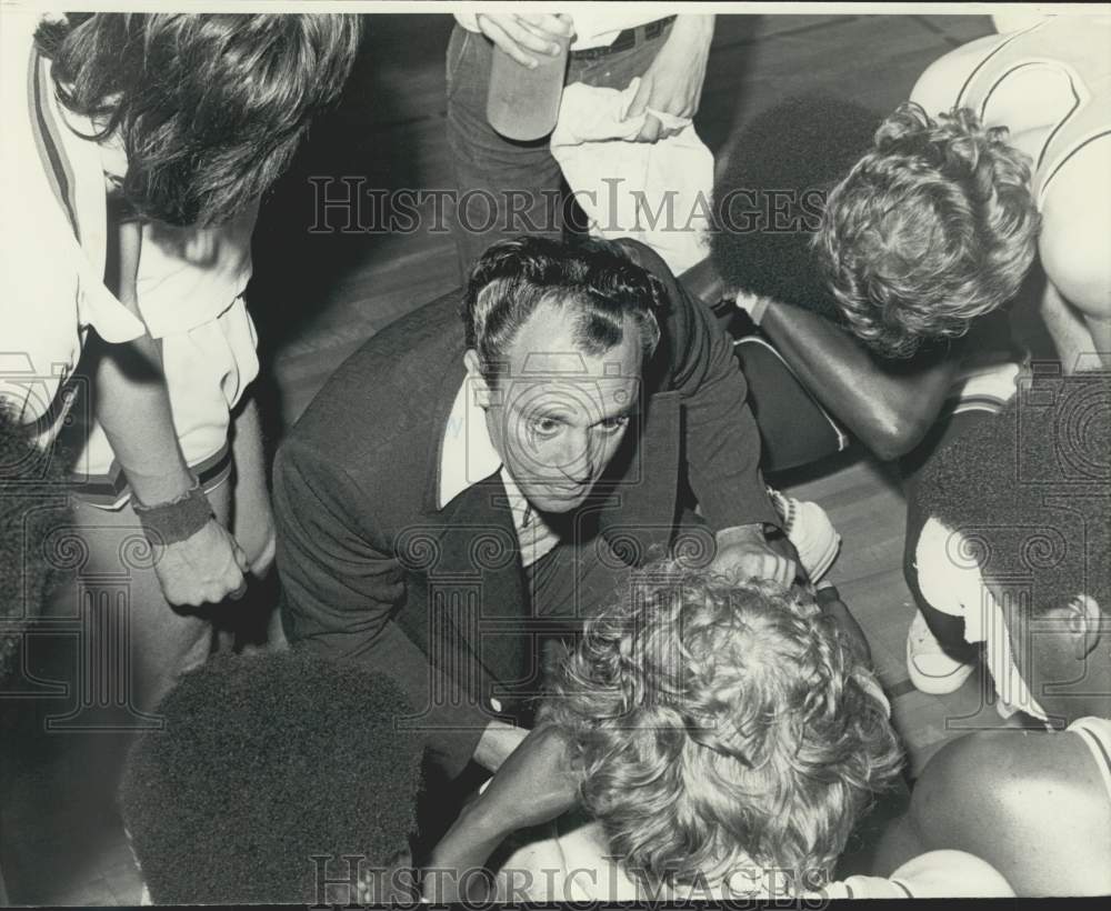1985 Press Photo Nick Revon, basketball at East Jefferson High School. - Historic Images