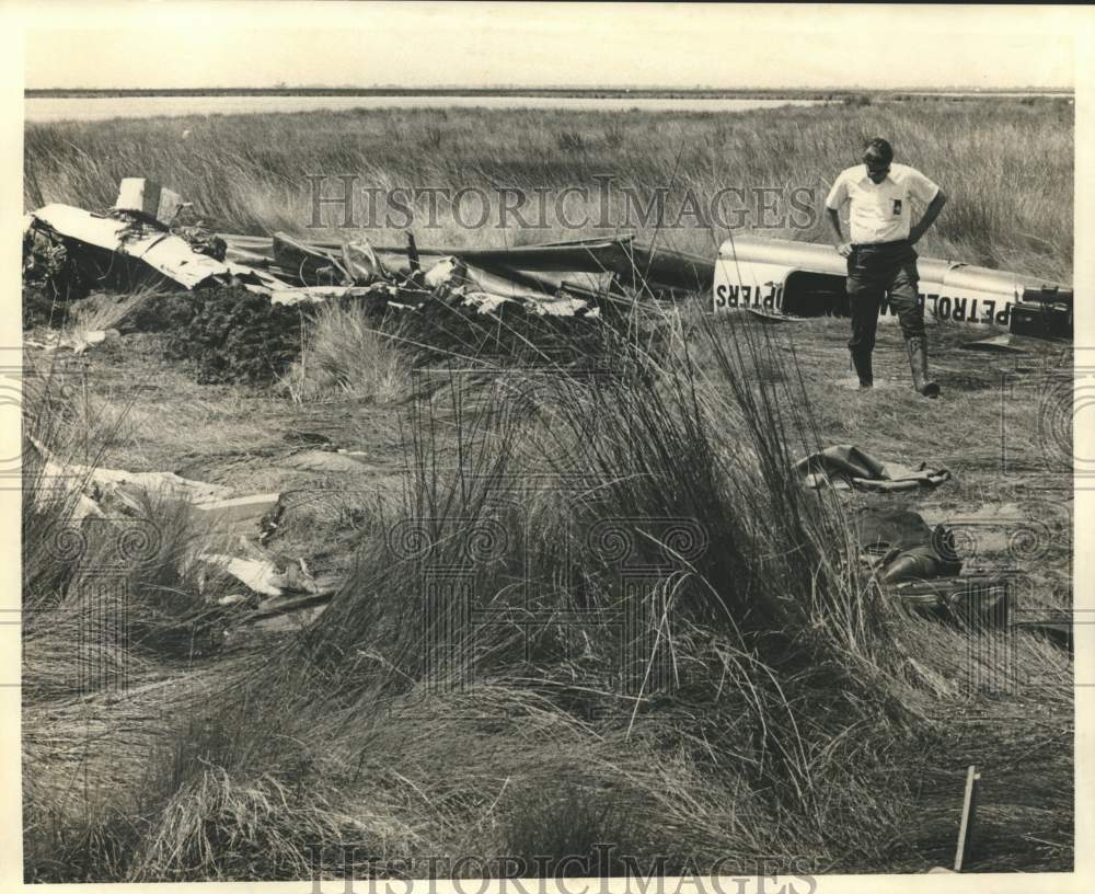 1972 Press Photo Terrebonne Parish detective Aubrey Authement at crash site - Historic Images