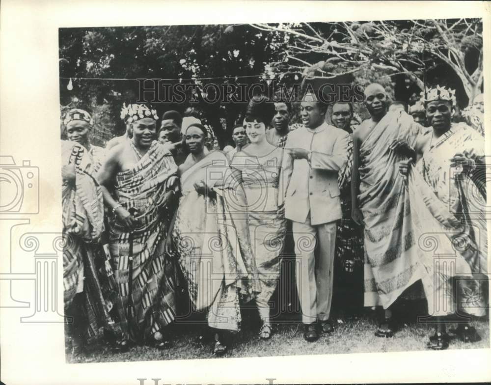 1963 Press Photo Kwame Nkrumah and Wife in Accra, Ghana - noc21450-Historic Images