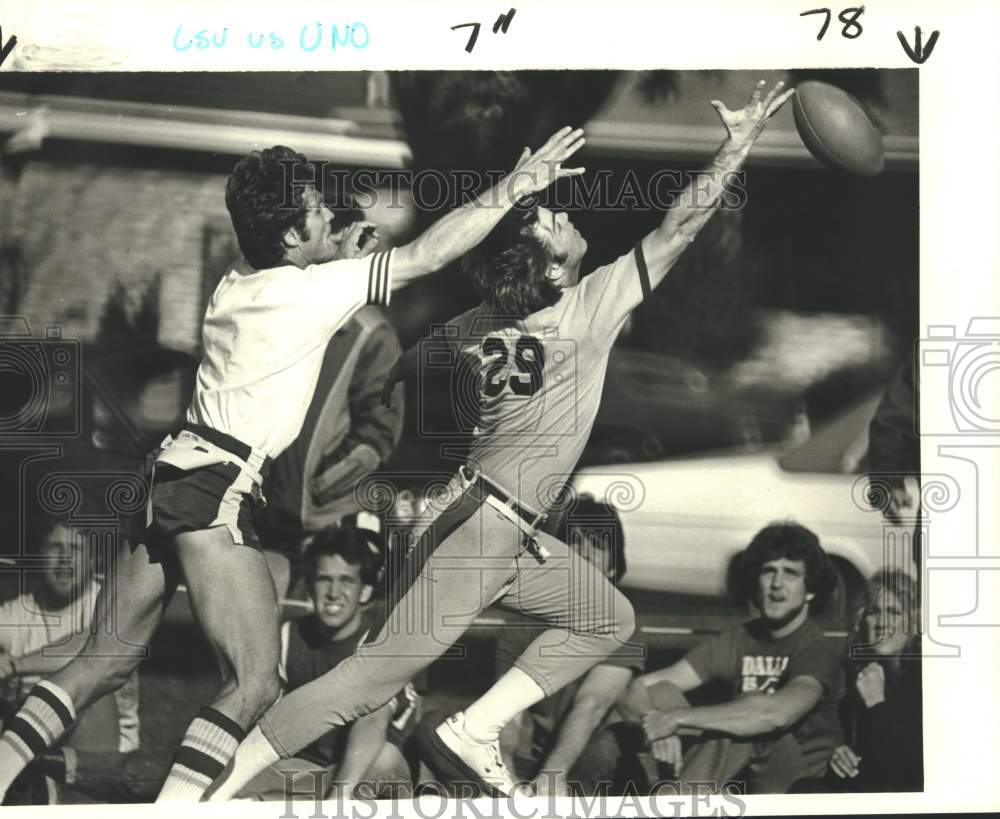 1981 Press Photo David Pecot and Lon McCloskey can&#39;t reach pass in end zone- Historic Images