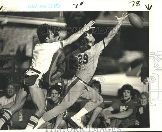 1981 Press Photo David Pecot and Lon McCloskey can't reach pass in end zone- Historic Images