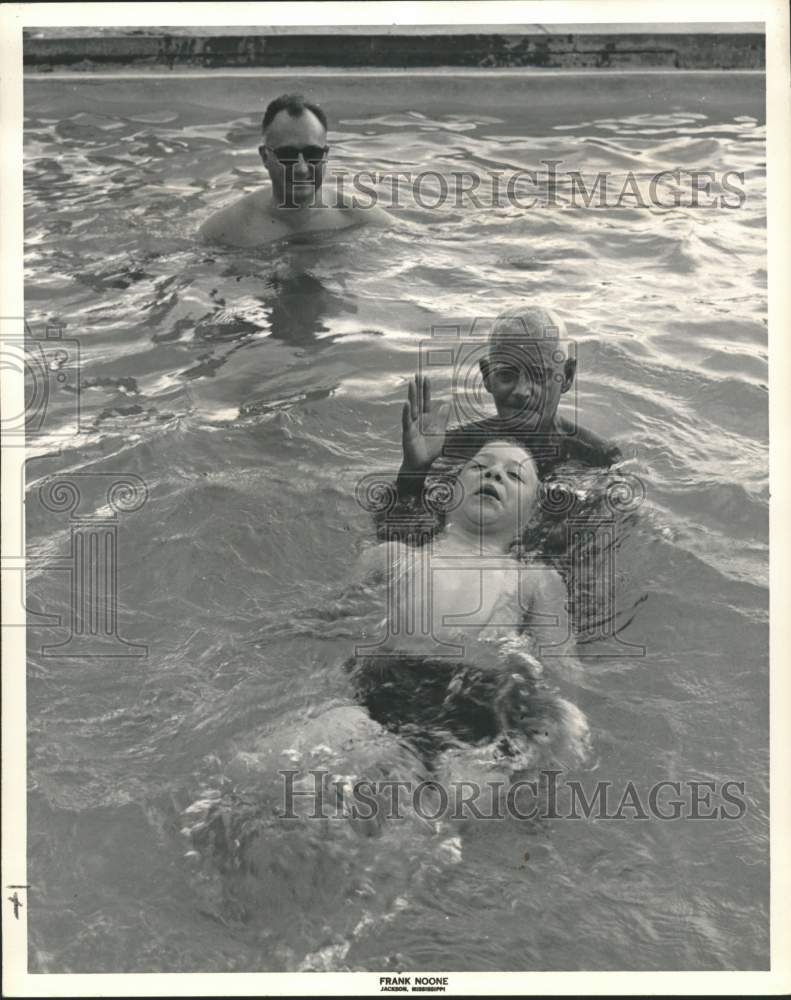 1962 Press Photo Powell teaches Bob Hodges to &quot;walk&quot; in water in Mississippi-Historic Images