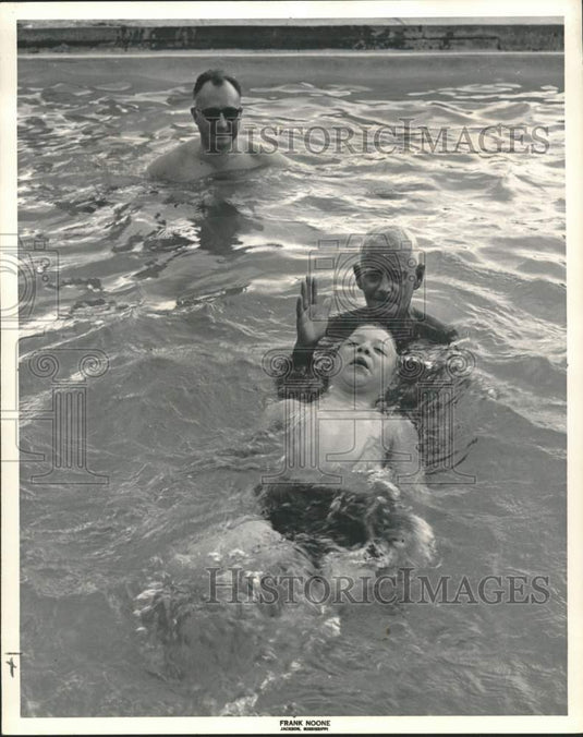 1962 Press Photo Powell teaches Bob Hodges to "walk" in water in Mississippi-Historic Images