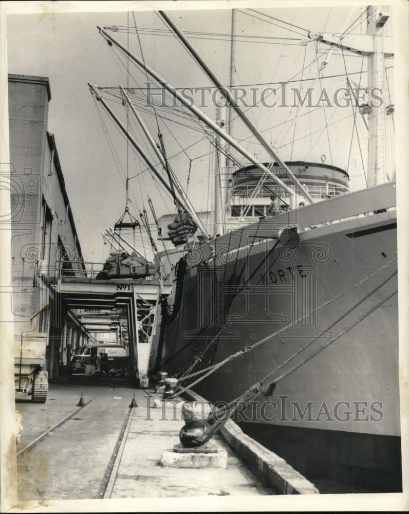 1960 Shipping activity on Poydras Wharf, Port of New Orleans - Historic Images