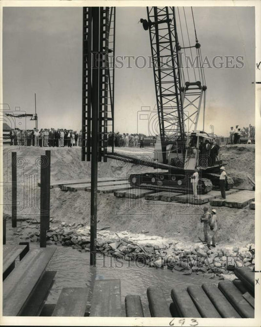 1960 Press Photo Officials & spectators gather for ceremonies at Nashville Ave.-Historic Images