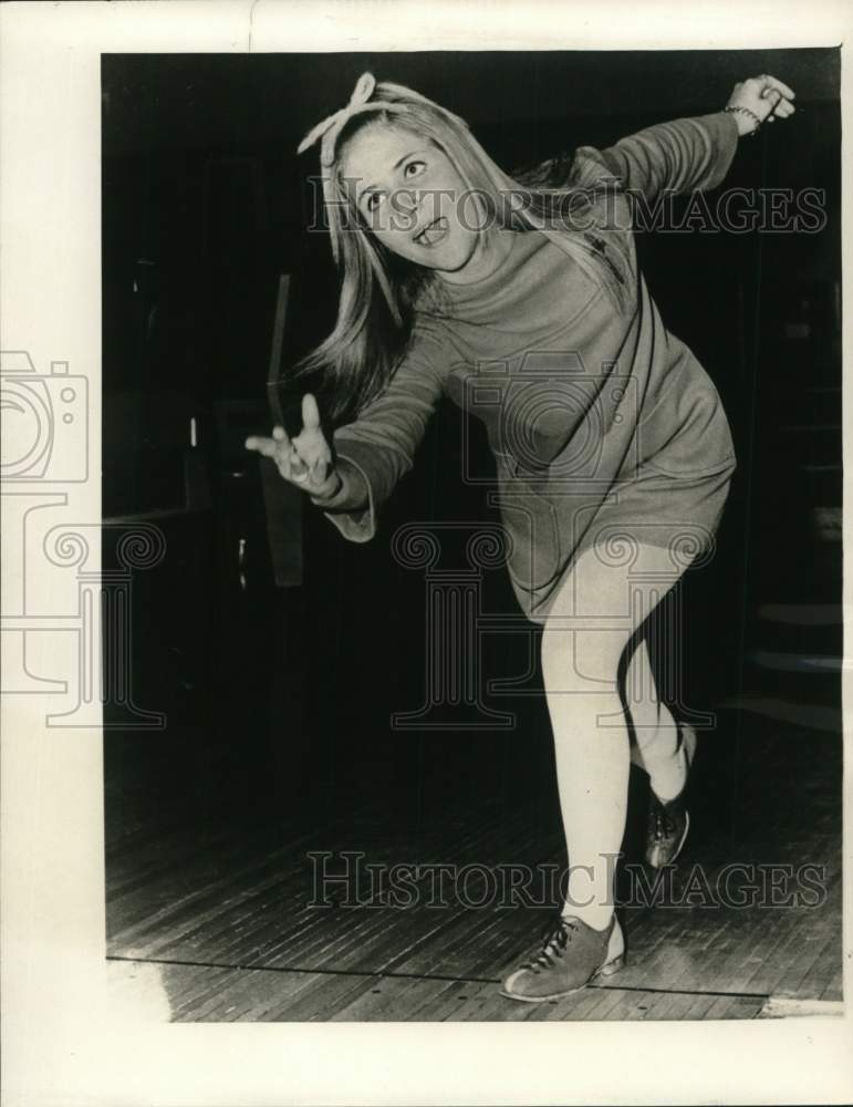 1967 Press Photo &quot;Heart Princess&quot; Debby Quinn enters National Bowling Tournament - Historic Images