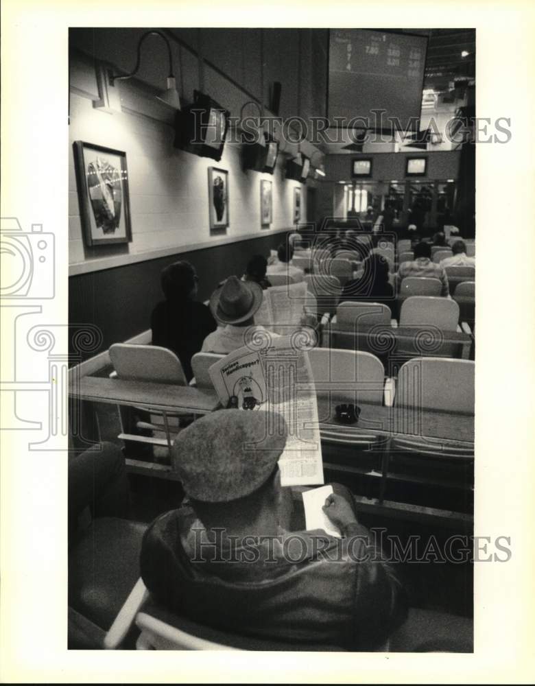 1990 Press Photo Race Track Handicappers Watch Races on Televisions Indoors - Historic Images