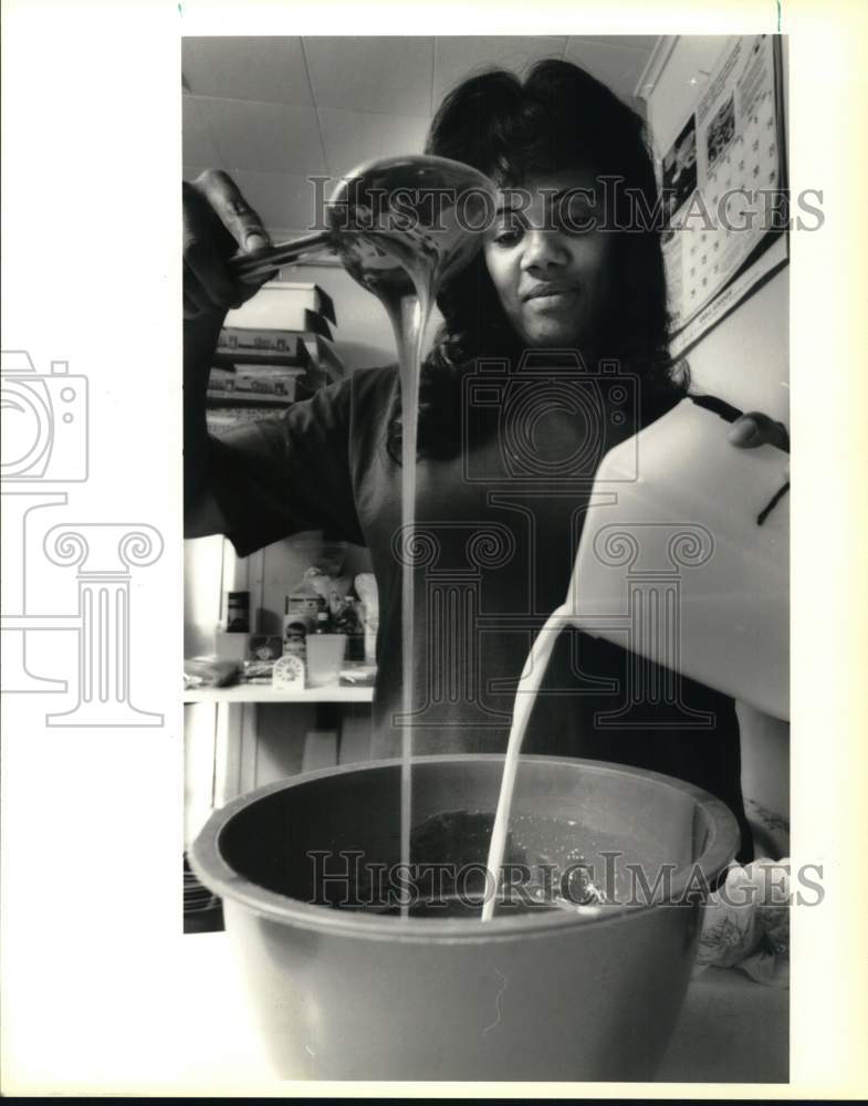 1995 Sheila Powell pours ingredients for secret pie recipe. - Historic Images