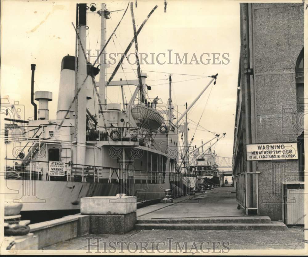 1964 Deserted docks at the Port of New Orleans due to strike - Historic Images