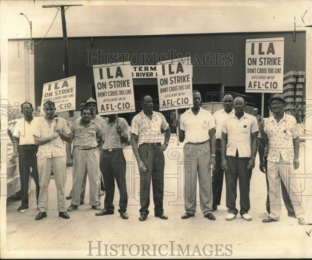 1964 Press Photo Workers picket near Harmony Street Wharf, Port of New Orleans-Historic Images