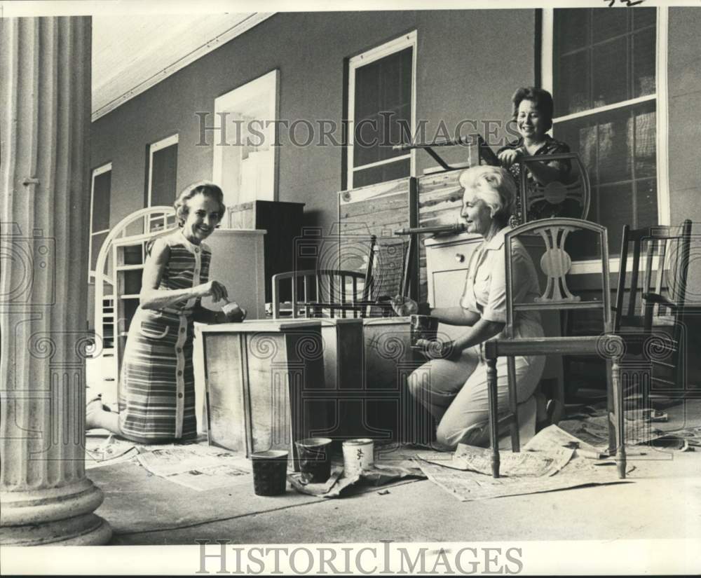 1978 Press Photo Poydras Home board members paint home furniture. - Historic Images