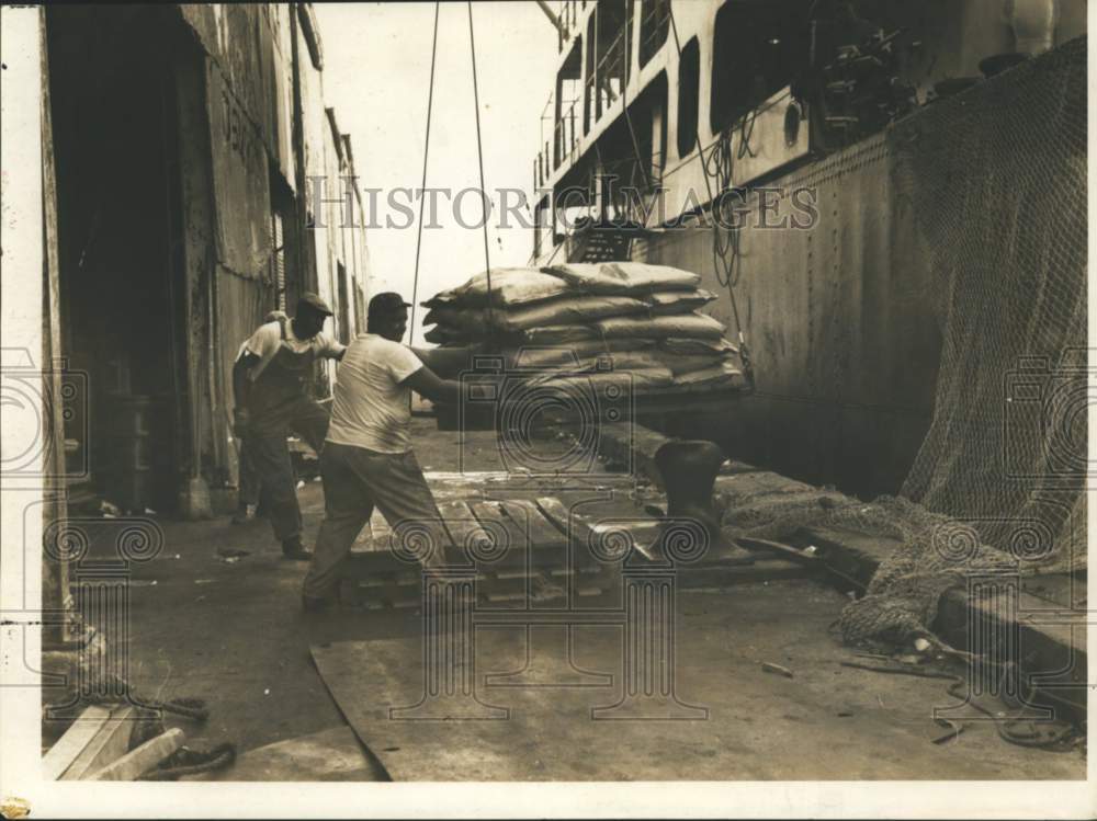 1968 Press Photo New Orleans longshoremen unload deliveries at the city's dock-Historic Images