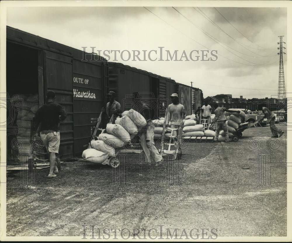 1963 Press Photo Cargo loaded onto rail cars at Port of New Orleans, Louisiana-Historic Images