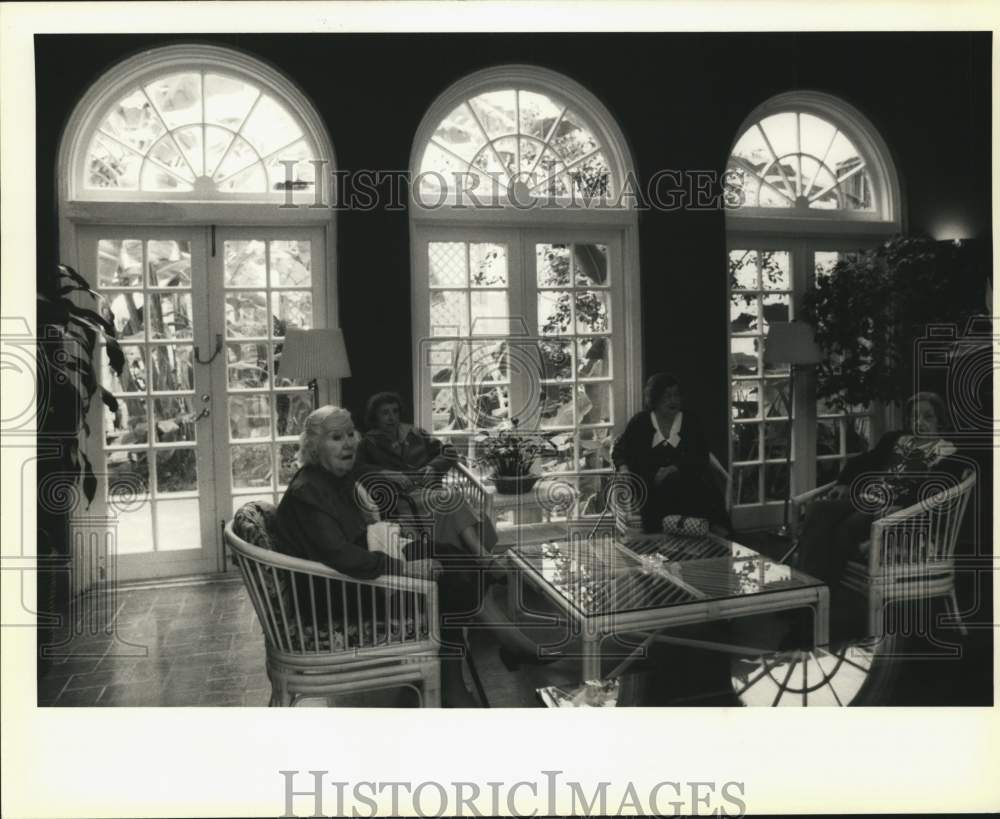 1993 Press Photo Resident in Garden Rom in Pratt-Stanton Manor in Louisiana - Historic Images