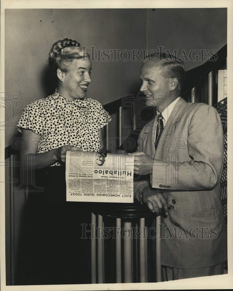 1950 Press Photo Beatrice Field and Einar Pedersen look at