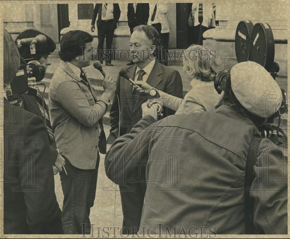 1976 Commissioner of Administration Charles Roemer II with press - Historic Images