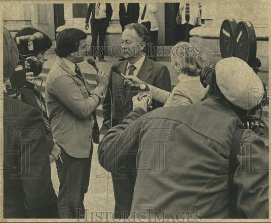 1976 Commissioner of Administration Charles Roemer II with press - Historic Images