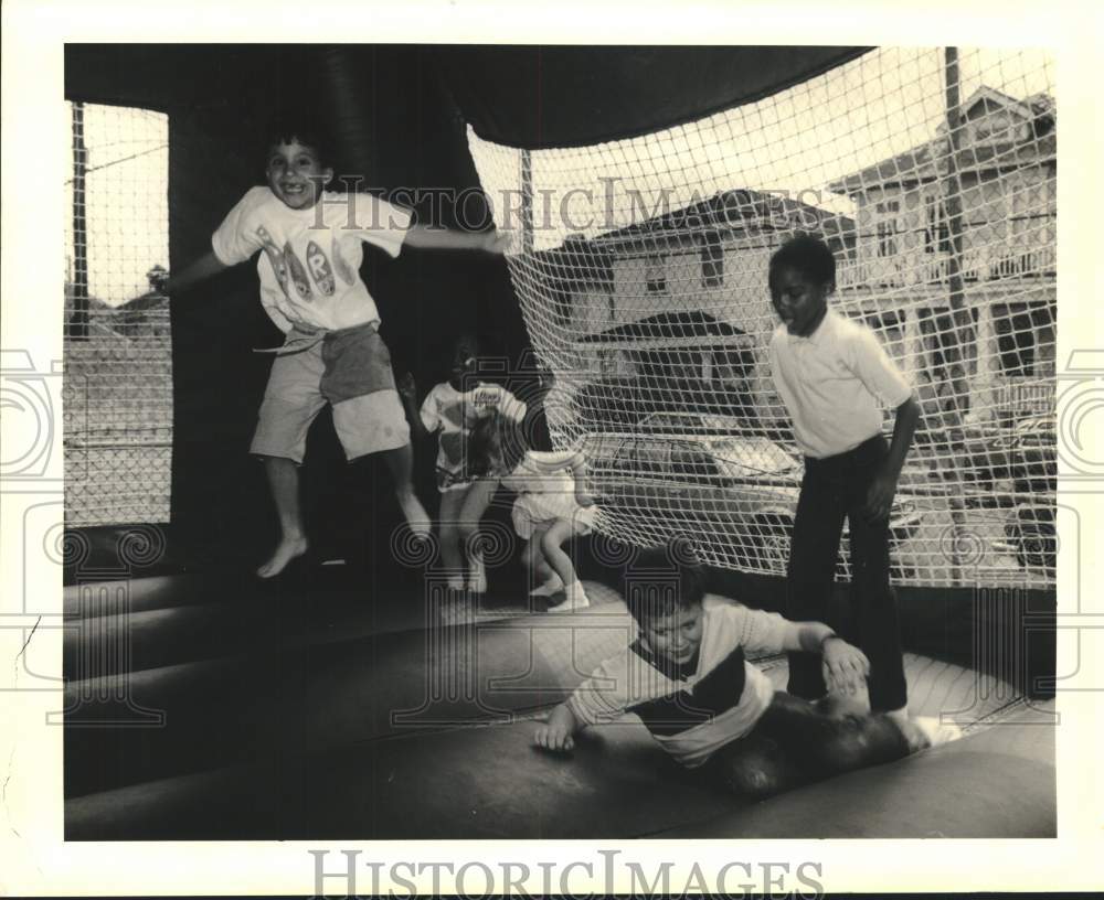 1990 Press Photo Children at the St. Anthony de Padua&#39;s Fair in Space Walk-Historic Images