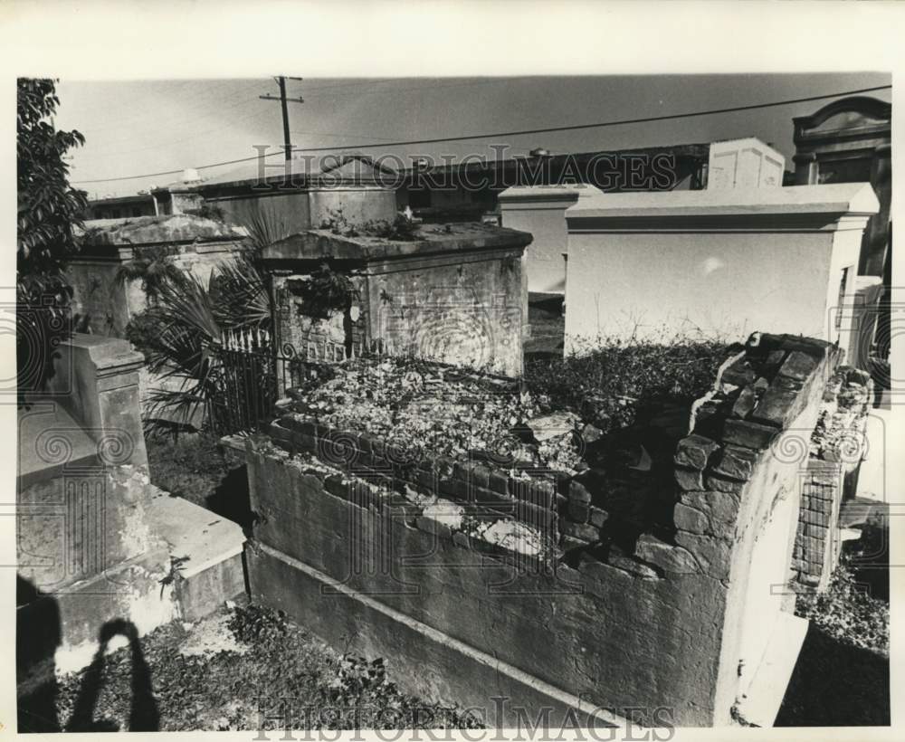 1977 Eroded gravesite 400 Basin at St. Louis Cemetery. - Historic Images