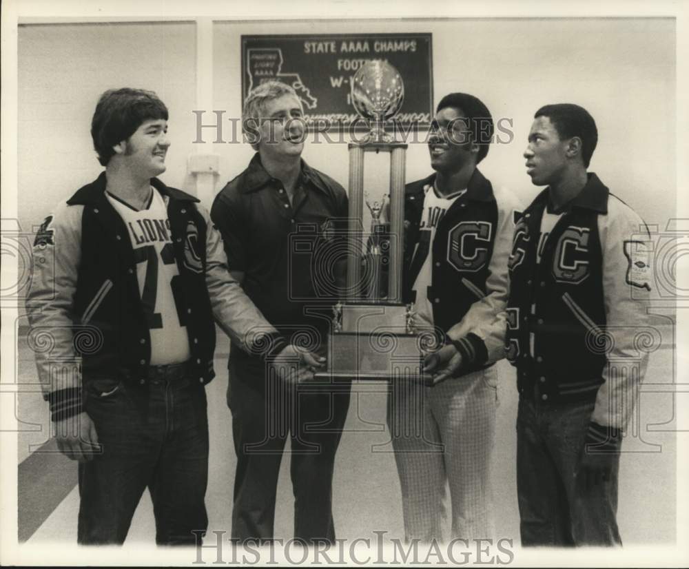 1977 Press Photo Coach Jack Salter and players hold football trophy in Covington- Historic Images