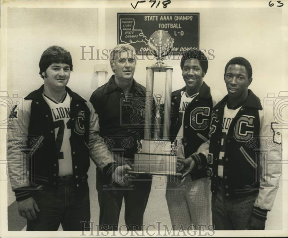 1977 Press Photo Covington, Louisiana High football champions with trophy - Historic Images