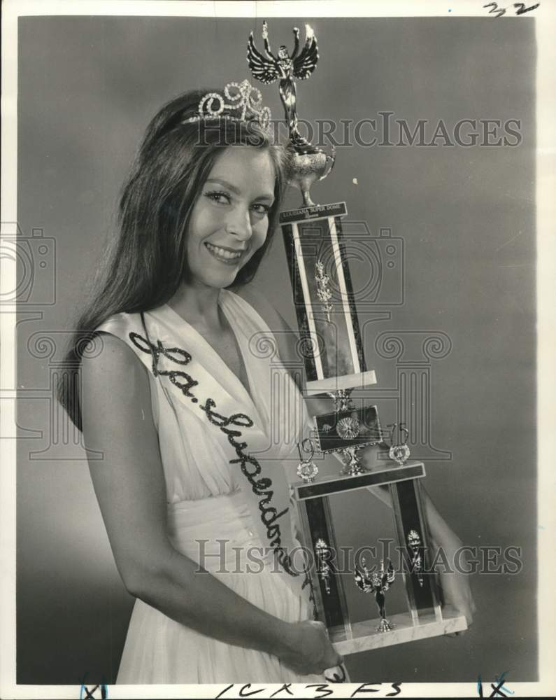 1975 Suzanne Schwarz crowned Miss Louisiana Superdome - Historic Images