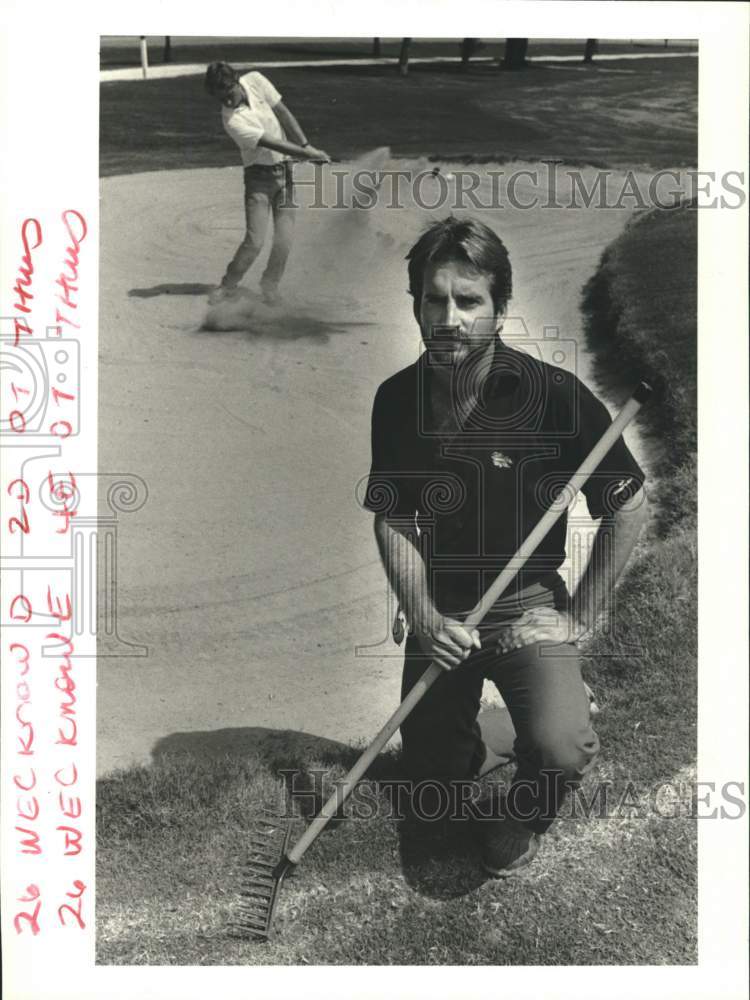 1986 Press Photo Chateau Country Club grounds superintendent Benjamin Phillips - Historic Images