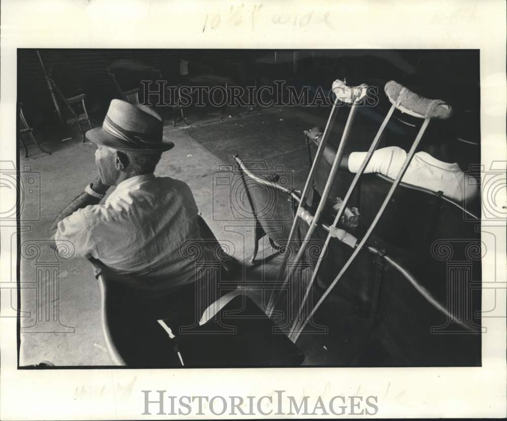 1977 Press Photo Veteran Boxing Trainer Collis Phillips in gym with crutches - Historic Images