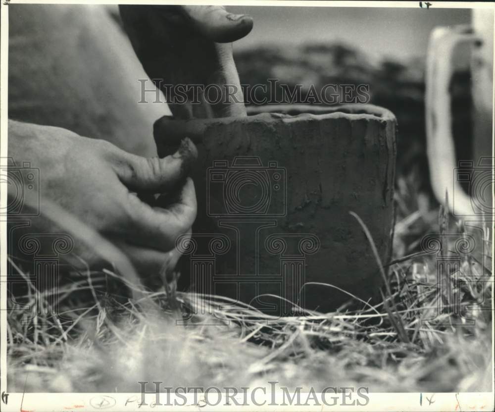 1977 Tchefuncte pottery found on New Orleans&#39; Little Oak Island. - Historic Images