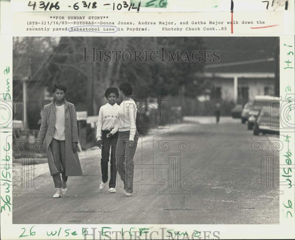 1985 Press Photo Donna Jones, Andrea and Gatha Major walk paved Sebastopol Lane. - Historic Images