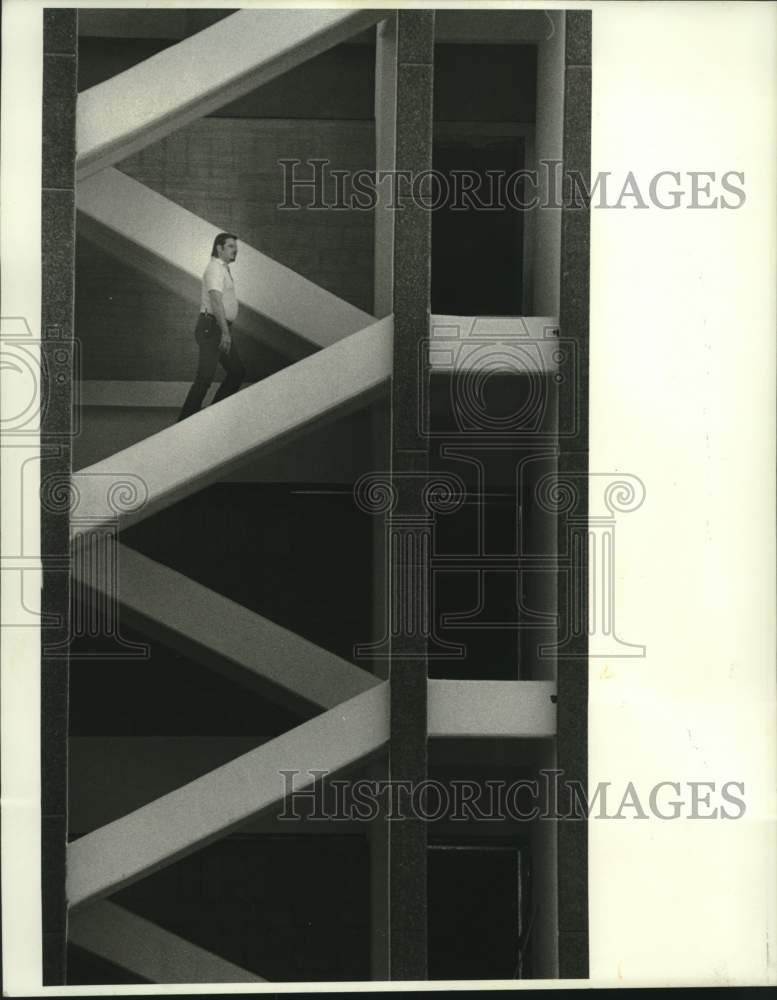 1987 Press Photo Roger Workman walks up Airport Multi Level Parking Ga ...