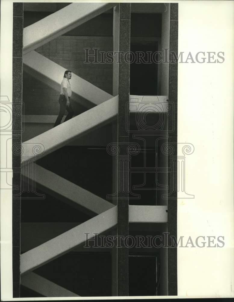 1987 Press Photo Roger Workman walks up Airport Multi Level Parking Garage - Historic Images